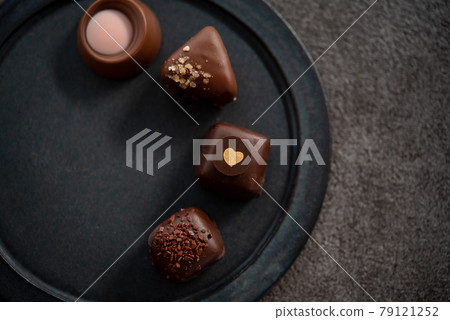 盤子裡的巧克力棒 79121252