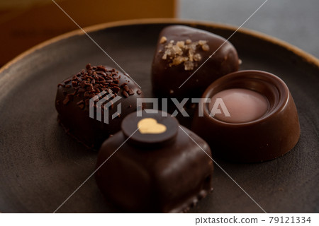 盤子裡的巧克力棒 盤子裡的巧克力棒 79121334