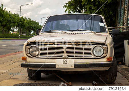 Front view of broken and old vintage car were left at the road side. 79121684