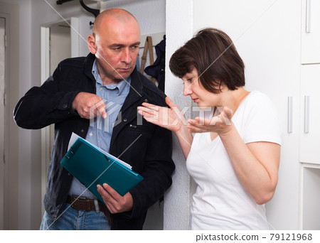 Businessman trying to collect arrearages from woman at home door 79121968