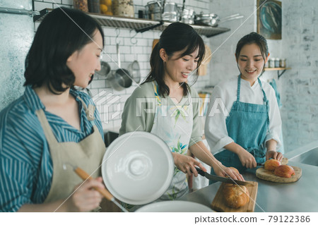 家庭主婦做飯 79122386