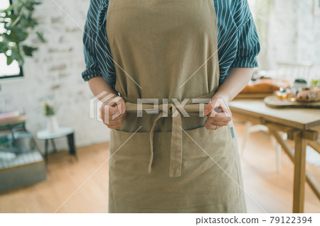 穿著圍裙的家庭主婦 穿著圍裙的家庭主婦 79122394