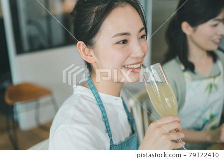 Housewife's House Girls' Association Housewife's House Girls' Association 79122410