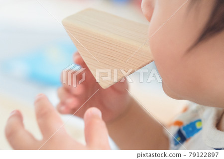 嬰兒抱塊 79122897