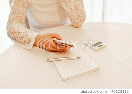 Smartphone, household, household account book, ballpoint pen, notebook, calculator, calculation, female housewife Smartphone, household, household account book, ballpoint pen, notebook, calculator, calculation, female housewife 79123112