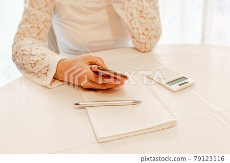 Smartphone, household, household account book, ballpoint pen, notebook, calculator, calculation, female housewife Smartphone, household, household account book, ballpoint pen, notebook, calculator, calculation, female housewife 79123116
