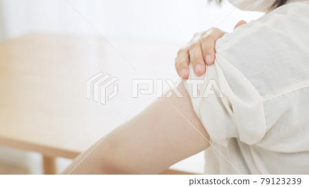 女人，上臂 79123239