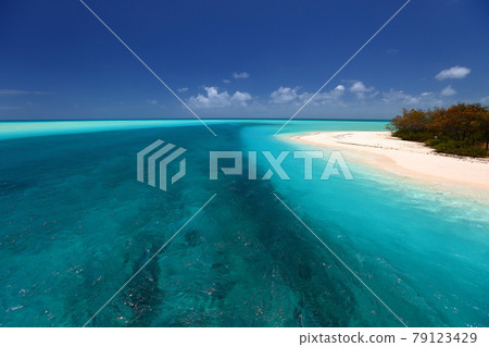 New Caledonia, South Pacific Melanesia, the island closest to heaven in the Loyalty Islands, Ouvea Island, Muri's sandy beach and blue sea New Caledonia, South Pacific Melanesia, the island closest to heaven in the Loyalty Islands, Ouvea Island, Muri's sandy beach and blue sea 79123429