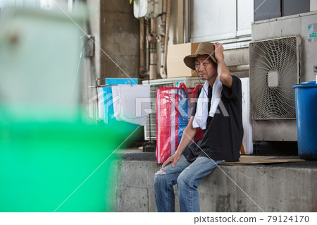 街頭生活累了無家可歸的人坐著 79124170