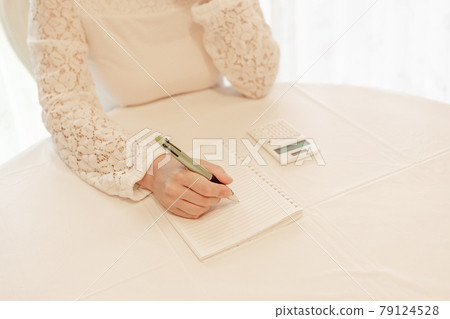 鋼筆、圓珠筆、筆記本、計算器、遠程辦公、家庭辦公、寫作資格、學習、思考、手杖、女性 79124528