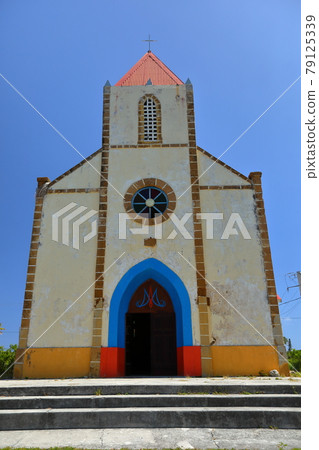 新喀裡多尼亞、南太平洋美拉尼西亞、歐韋亞島、洛亞蒂群島離天堂最近的島嶼、穆里島上的穆里教堂 79125339