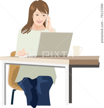 一個女人在電腦前用智能手機說話 79125990