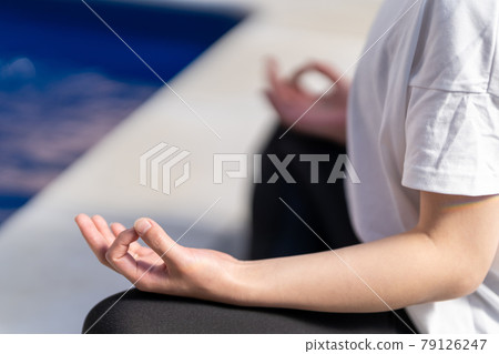 瑜伽咒語冥想池畔 79126247