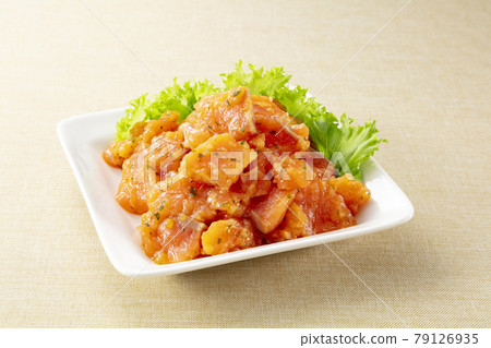 用鮭魚橄欖油醃製 79126935