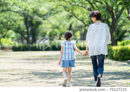 父母和孩子手牽手走路的背影 79127235