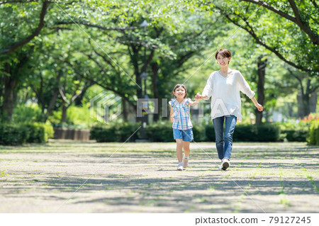 快樂的父母和孩子手牽手散步 79127245