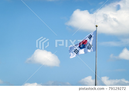 太極旗在風中飄揚 79129272