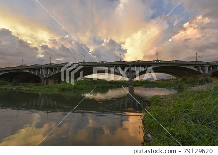 太陽在天線上冉冉升起，美麗的陳阿呀呀倒映在水面上。 79129620