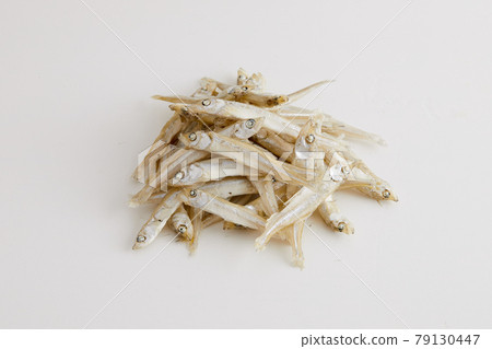 在白色背景上採取的煮沸的干冶煉 在白色背景上採取的煮沸的干冶煉 79130447