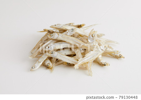 在白色背景上採取的煮沸的干冶煉 在白色背景上採取的煮沸的干冶煉 79130448
