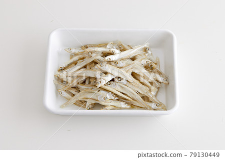 在搪瓷棒中煮沸的干胡瓜 在搪瓷棒中煮沸的干胡瓜 79130449