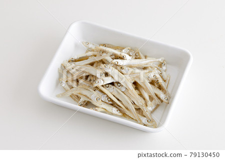 在搪瓷棒中煮沸的干胡瓜 在搪瓷棒中煮沸的干胡瓜 79130450