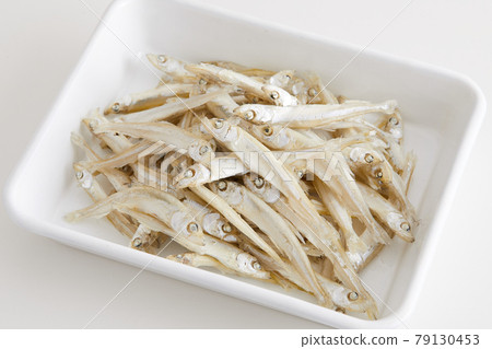 在搪瓷棒中煮沸的干胡瓜 在搪瓷棒中煮沸的干胡瓜 79130453