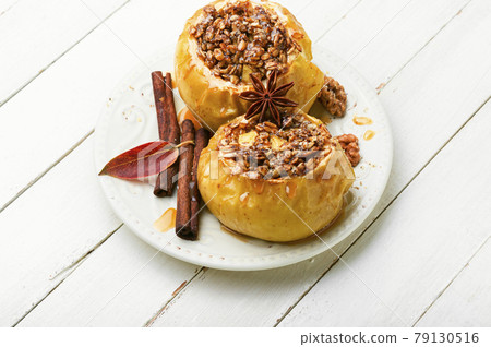 Baked apples with cinnamon and oatmeal 79130516