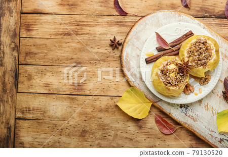 Baked apples with cinnamon and oatmeal 79130520