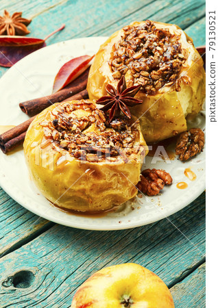 Baked apples with cinnamon and oatmeal 79130521