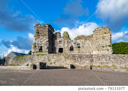 The castle ruins in Manorhamilton, erected in 1634 by Sir Frederick Hamilton - County Leitrim, Ireland 79131077