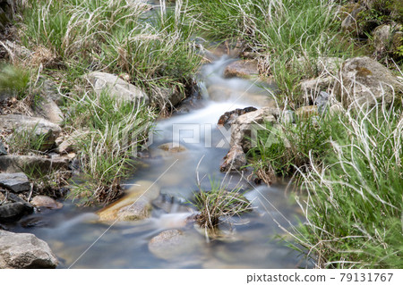 山谷中的水流 山谷中的水流 79131767