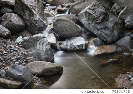 山谷中的水流 山谷中的水流 79131768