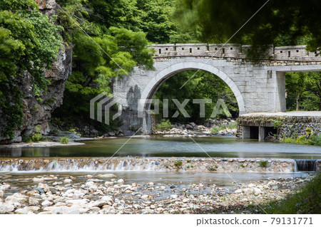 山谷中的水流 山谷中的水流 79131771