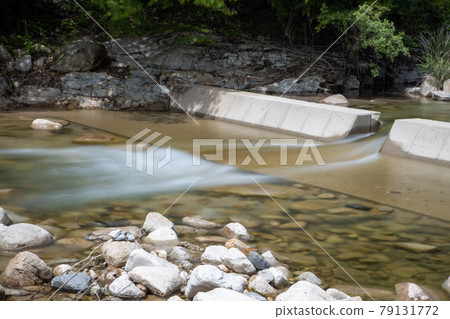 山谷中的水流 山谷中的水流 79131772