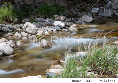 山谷中的水流 山谷中的水流 79131773