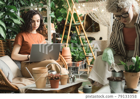 Two florists working in the garden 79133358