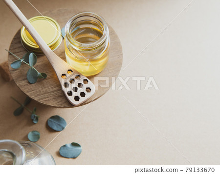 蜂蜜、蜂蜜和蜂巢蜂蜜浸入玻璃罐中 蜂蜜、蜂蜜和蜂巢蜂蜜浸入玻璃罐中 79133670
