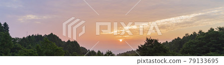 從山上看日出和日出/八千穗高原（長野縣） 79133695