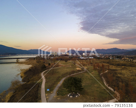 一個雙頭景觀 79135138