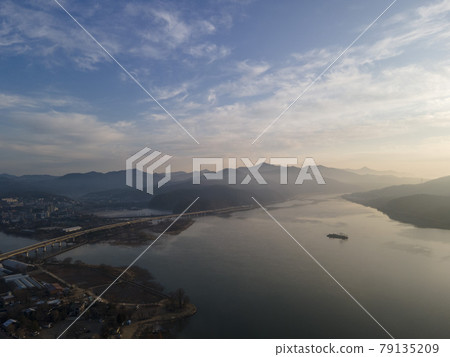 一個雙頭景觀 79135209