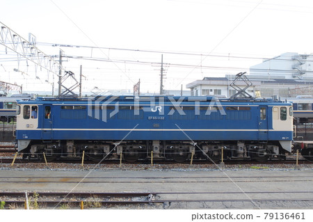JR West EF65 電力機車，正在牽引軌道交通列車（Korin），停在山陽本線西明石站附近的側線。 79136461