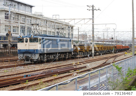 在山陽本線西明石站附近停靠的JR West的EF65拖車軌道交通列車(Korin) 在山陽本線西明石站附近停靠的JR West的EF65拖車軌道交通列車(Korin) 79136467