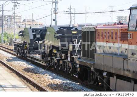 JR Freight DE10 towed schnabel car passing through Uozumi Station on the Sanyo Main Line (Shiki 850) 79136470