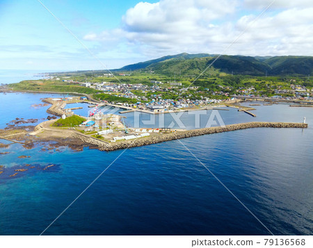 初夏北海道松前町松前漁港鳥瞰圖 初夏北海道松前町松前漁港鳥瞰圖 79136568