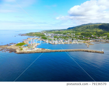 初夏北海道松前町松前漁港鳥瞰圖 初夏北海道松前町松前漁港鳥瞰圖 79136570