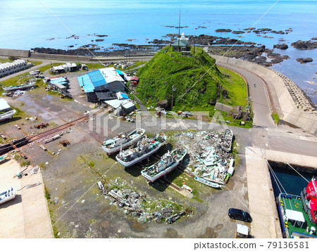 初夏北海道松前町松前漁港鳥瞰圖 初夏北海道松前町松前漁港鳥瞰圖 79136581