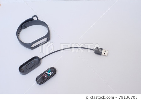 Smart band charging Smart band charging 79136703