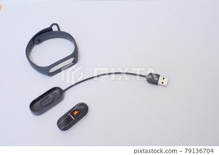 Smart band charging Smart band charging 79136704