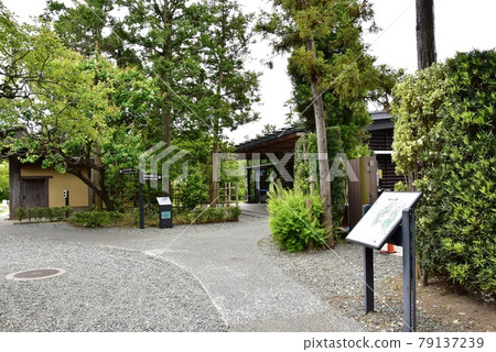 神奈川縣立大磯城山公園舊吉田茂住宅區步行道、管理休息樓和新綠 79137239